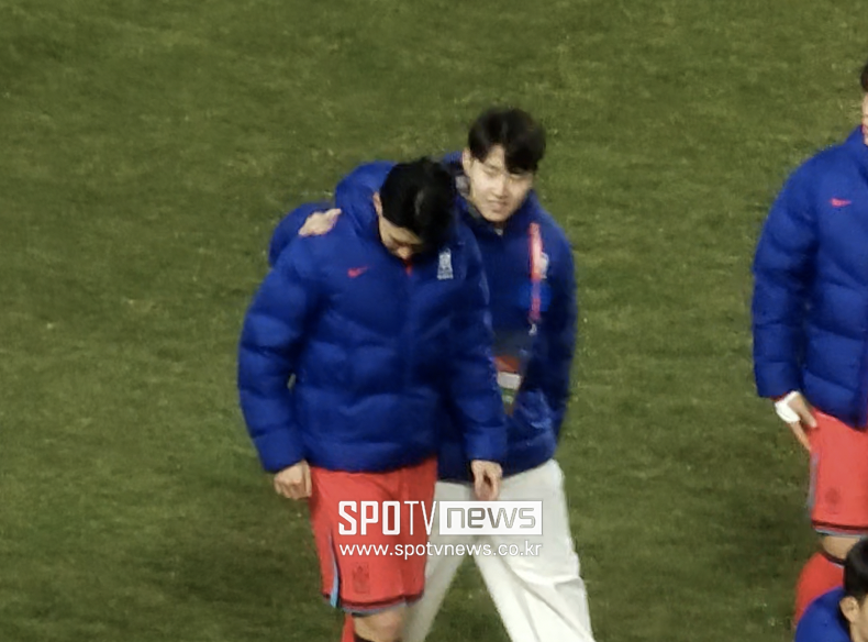 "흥민이 형! 힘내 괜찮아” 못 뛰었던 이강인, 졸전 무승부 좌절한 손흥민 ‘어깨 토닥토닥’ 위로. [SPO 현장] 