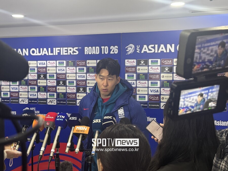 ▲ 한국 축구대표팀은 25일 오후 8시 수원월드컵경기장에서 요르단과 국제축구연맹(FIFA) 북중미월드컵 아시아지역 3차 예선 B조 8차전에서 1-1로 비겼다. 경기후 손흥민이 잔디에 쓴소리를 했다. 그는 “홈에서 하는 경기장 컨디션이 좋았으면 좋겠다. 가장 좋은 환경에서 해야하는데 그렇지 않다. 개선이 안 되는 게 정말 속상하다. 모든 분이 신경을 썼으면 좋겠다”라고 말했다. 하지만 수원월드컵경기장은 최근에 잔디를 새로 깔았다. 경기도수원월드컵경기장관리재단은 지난해 4월 "지반교체공사와 배관 교체 공사를 완료한 뒤, 잔디 생육 환경이 좋은 10월 중순 잔디를 식재해 2025년 3월까지 잔디 안착기를 통해 국내 최고의 그라운드를 제공하기 위해 노력하고 있음을 알려드린다"고 알린 바 있다 ⓒ스포티비뉴스DB
