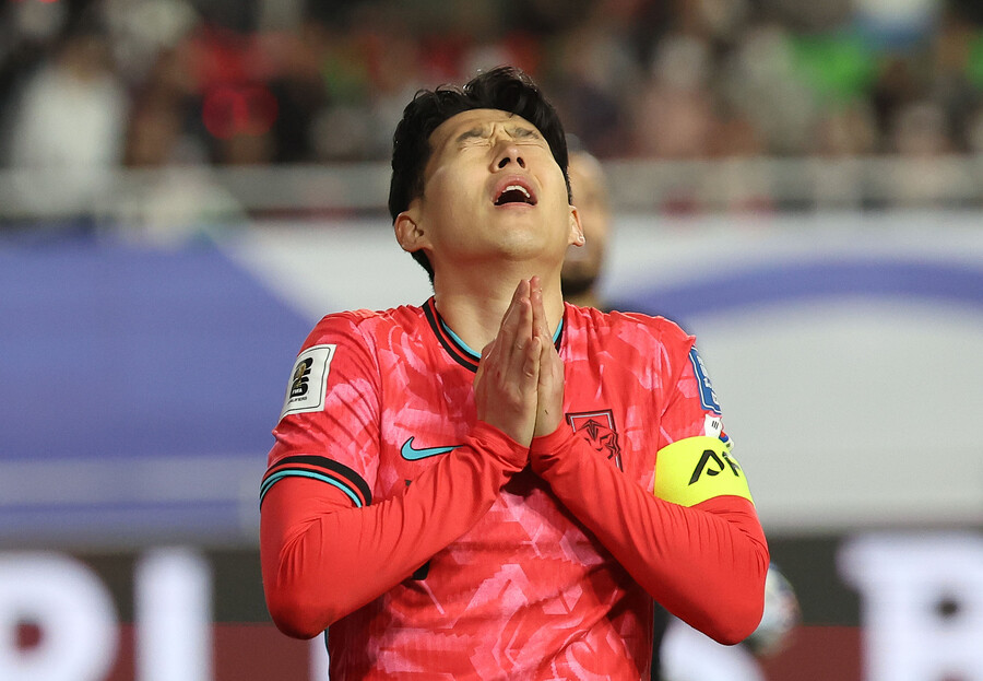 ▲ 한국 축구대표팀은 25일 오후 8시 수원월드컵경기장에서 요르단과 국제축구연맹(FIFA) 북중미월드컵 아시아지역 3차 예선 B조 8차전에서 1-1로 비겼다. 경기후 손흥민이 잔디에 쓴소리를 했다. 그는 “홈에서 하는 경기장 컨디션이 좋았으면 좋겠다. 가장 좋은 환경에서 해야하는데 그렇지 않다. 개선이 안 되는 게 정말 속상하다. 모든 분이 신경을 썼으면 좋겠다”라고 말했다. 하지만 수원월드컵경기장은 최근에 잔디를 새로 깔았다. 경기도수원월드컵경기장관리재단은 지난해 4월 "지반교체공사와 배관 교체 공사를 완료한 뒤, 잔디 생육 환경이 좋은 10월 중순 잔디를 식재해 2025년 3월까지 잔디 안착기를 통해 국내 최고의 그라운드를 제공하기 위해 노력하고 있음을 알려드린다"고 알린 바 있다 ⓒ연합뉴스