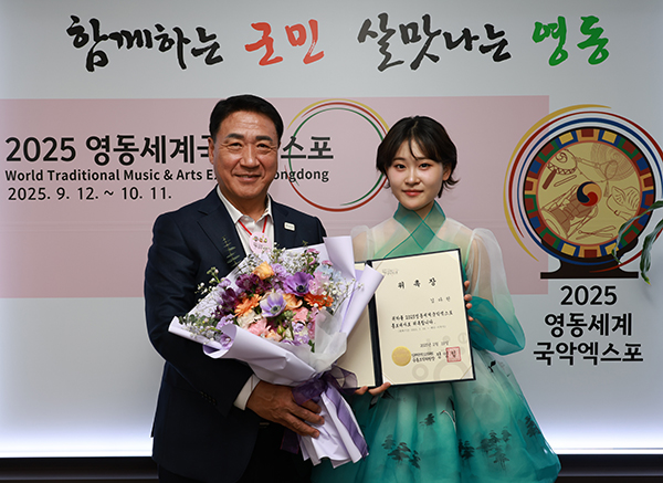 ▲ 김다현(오른쪽)이 2025영동세계국악엑스포 홍보대사로 위촉된 후 정영철 영동군수와 기념촬영을 했다. 제공|2025영동세계국악엑스포 조직위