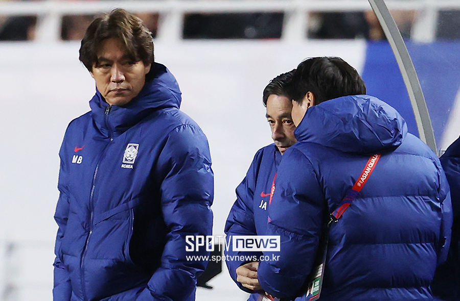 ▲ 홍명보 감독. 요르단이 내려서지도 않았는데 ‘U자 빌드업’이 계속됐다. 톱에서 뛰던 손흥민은 점점 사라졌다. 한국 공격이 무디자 요르단은 서서히 한국 진영에서 여유롭게 볼을 만졌다. ⓒ곽혜미 기자