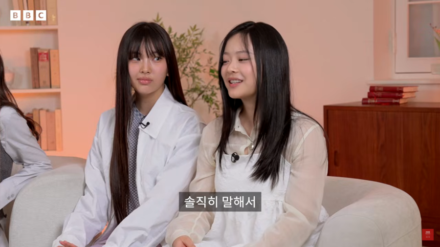 ▲ 뉴진스 혜인(왼쪽), 하니. 출처| 유튜브 채널 BBC 뉴스 코리아