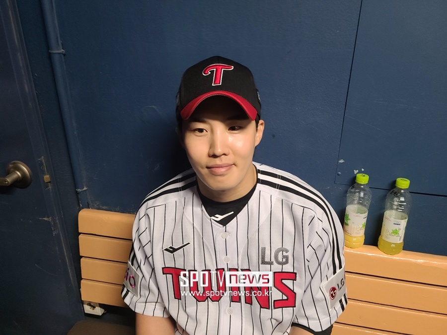 ▲ 임찬규가 완봉승을 거둔 후 덕아웃에서 인터뷰를 하고 있다 ⓒ 맹봉주 기자