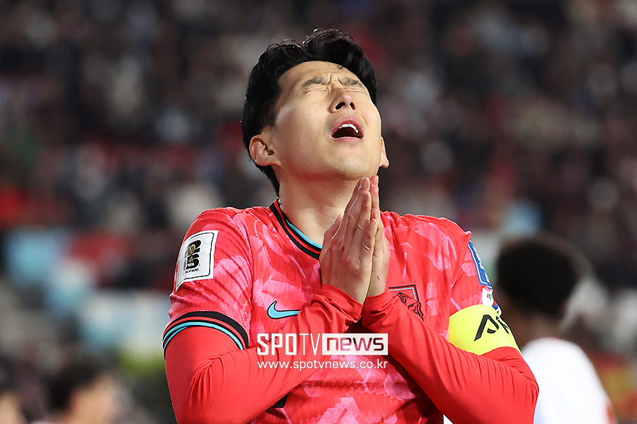 ▲ 일부 토트넘 팬이 바라는 손흥민과의 계약 해지도 손흥민의 결단 없이는 불가능하다. 특히 이적료 발생 신분으로 되돌려 놓은 것은 토트넘이다. 이를 지적한 영국의 '데일리 메일'은 '토트넘은 손흥민이 오히려 다년 계약 제안을 한 것을 거절한 것에 적잖이 당황하고 있다'라며 손흥민이 구단에 미래 미전을 명확하게 해달라고 했다고 설명했다.   ⓒ곽혜미 기자