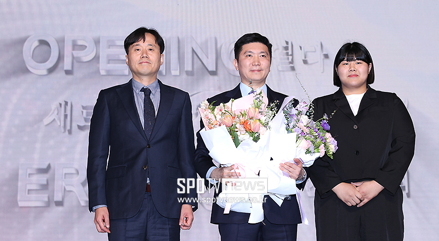 [포토S] 기념 촬영하는 유승민 대한체육회장
