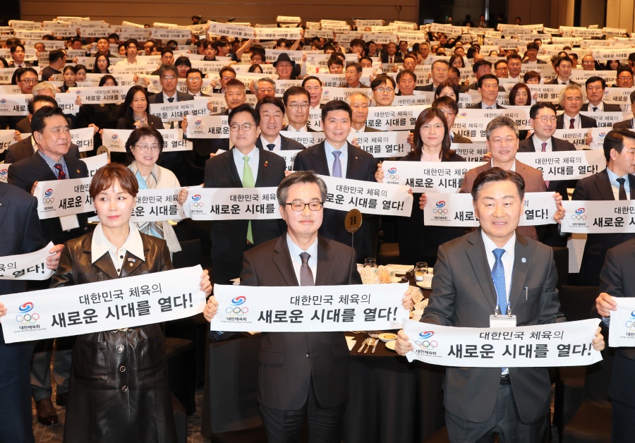 27일 서울 용산구 그랜드 하얏트 호텔에서 열린 제42대 대한체육회장 취임식에서 유승민 대한체육회장과 우원식 국회의장을 비롯한 참석자들이 기념촬영을 하고 있다. ⓒ연합뉴스