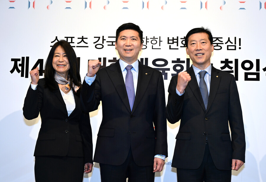 27일 서울 그랜드 하얏트 서울에서 열린 대한체육회 제1차 이사회에 김택수 선수촌장(오른쪽)과 김나미 사무총장(왼쪽) ⓒ대한체육회