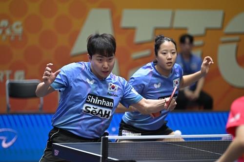 ▲ 신유빈(오른쪽)은 임종훈과 함께한 대회 혼합복식에서도 호주 조를 3-0으로 누르고 8강에 안착했다. ⓒ 연합뉴스
