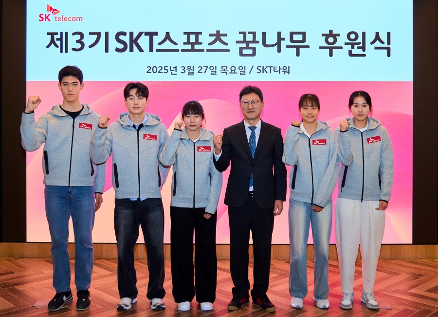 서울 을지로 SK T타워에서 진행된 후원식에 참석한 선수들의 모습. 왼쪽부터 앵베르 윌리암 가브리엘(펜싱), 나주영(스쿼시), 이새봄(육상 창던지기), 김희섭 SK텔레콤 PR센터장, 김서현(육상 100m 허들), 조주현(펜싱) ⓒsksports