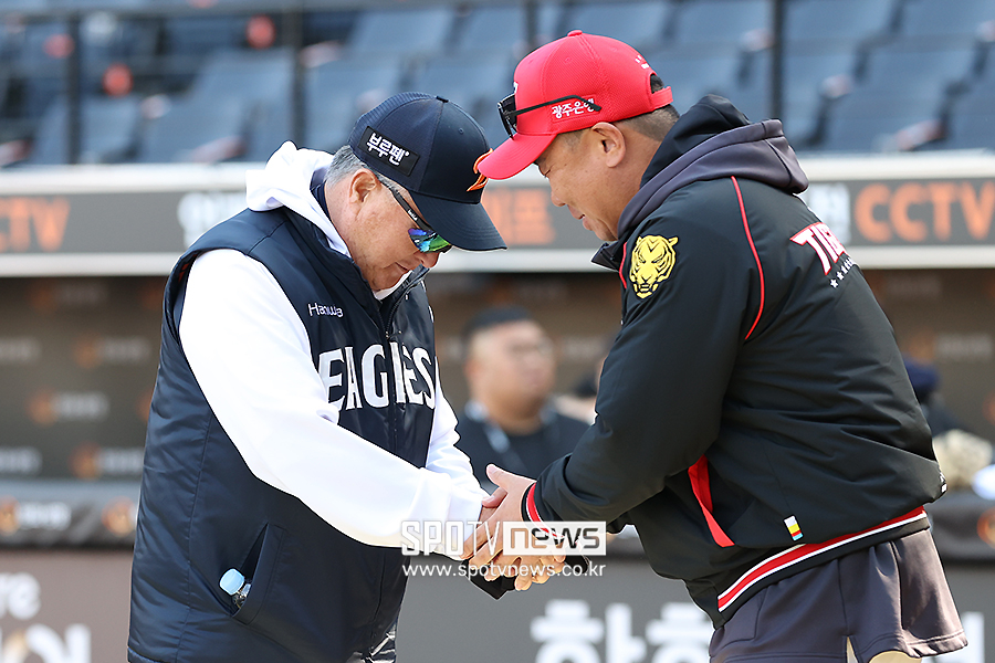 ▲ 김경문 감독 이범호 감독 ⓒ곽혜미 기자