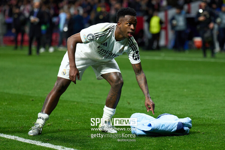 '손이 왜 바지로 가는 거야' 음바페·뤼디거, 팬 도발 논란으로 UEFA 조사…UCL 8강 출전 불투명