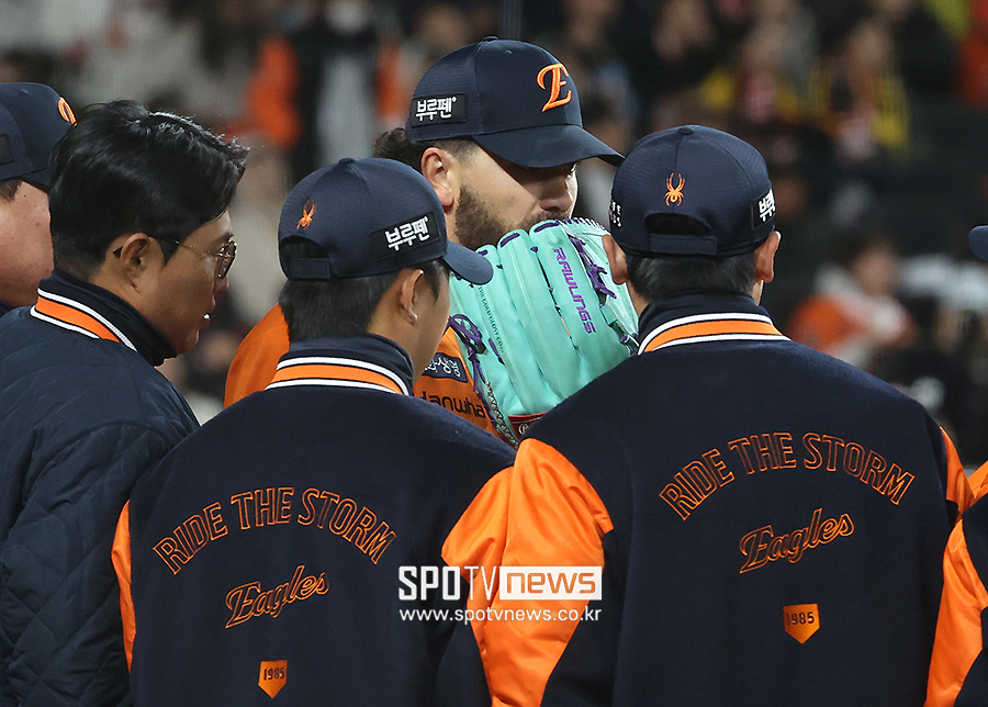 ▲ 한화 외국인투수 코디 폰세가 5회초 투구를 마치고 동료들을 모아 자신의 메시지를 전달하고 있다. 폰세는 28일 대전 한화생명볼파크에서 열린 2025 신한 SOL뱅크 KBO 리그 KIA와의 경기에서 선발투수로 등판해 7이닝 7피안타 1볼넷 8탈삼진 2실점으로 호투했고 한화는 7-2로 승리, 4연패의 늪에서 탈출했다. ⓒ곽혜미 기자