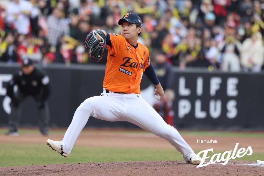 ▲ 한화 권민규가 29일 대전 한화생명볼파크에서 열린 2025 신한 SOL뱅크 KBO 리그 KIA 타이거즈와의 경기에서 구원투수로 나와 역투하고 있다. ⓒ한화 이글스