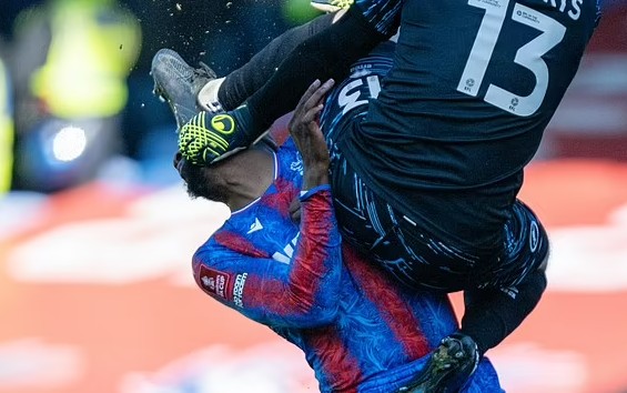 '살인 쿵푸 킥'→얼굴 바느질만 '26번' 생명 위험했던 공격수, 제2의 '체흐' 된다...복귀전서 '헤드기어' 착용 예고