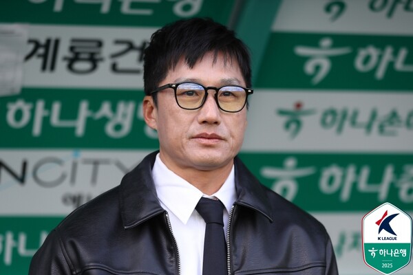 ▲ 이정효 광주FC 감독은 대전 하나시티즌전 후반 종료 직전 물병을 차 퇴장 당했다. 광주는 경고도 아니고 퇴장 조치에 황당하다는 입장이다. ⓒ한국프로축구연맹