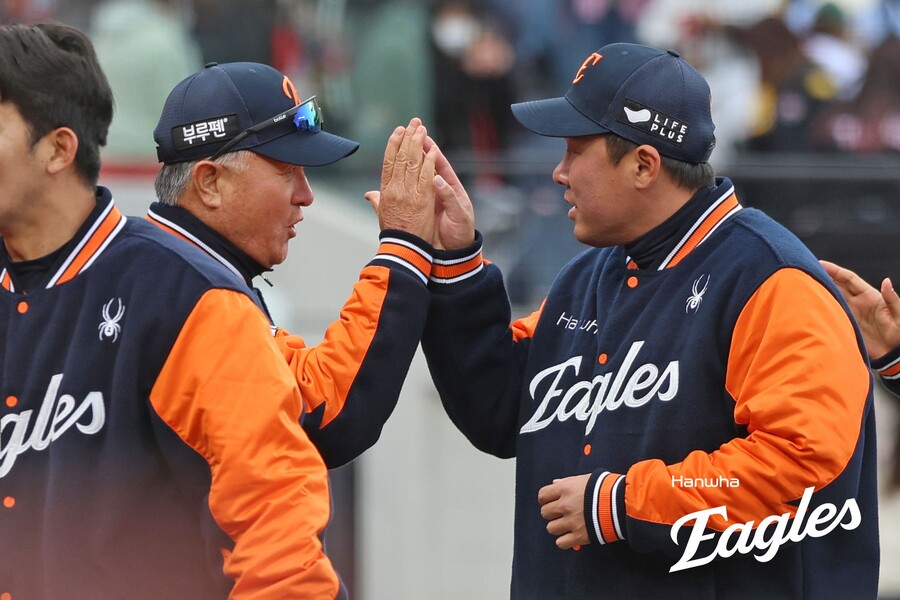 ▲ 한화 안치홍이 29일 대전 한화생명볼파크에서 열린 2025 신한 SOL뱅크 KBO 리그 KIA와의 경기를 마치고 김경문 감독과 하이파이브를 나누고 있다. ⓒ한화 이글스