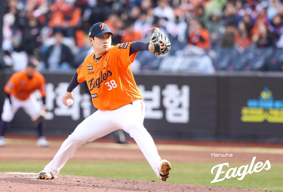 ▲ 29일 대전 KIA전에서 1점 뒤진 7회 등판해 1.2이닝 무실점으로 팀 역전승의 발판을 마련한 김종수 ⓒ한화이글스