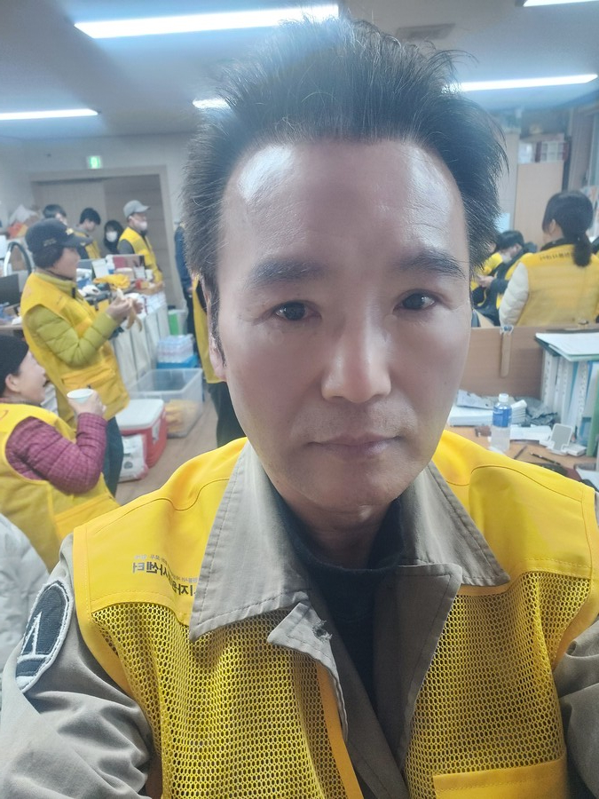 "온몸으로 부딪쳐 봉사" '복서탤런트' 조성규, 산불피해 현장 구슬땀