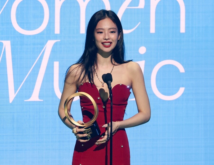 블랙핑크 제니, 美 '빌보드 위민 인 뮤직' 글로벌 포스상 수상…"자랑스럽다"