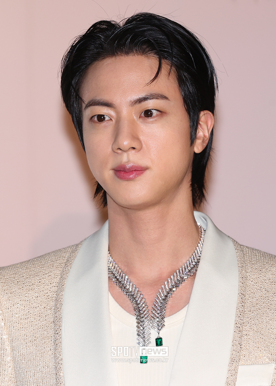 방탄소년단 진에 '기습 뽀뽀'한 日 50대 여성…경찰 수사 중지