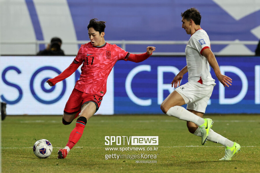 ▲ 양민혁(왼쪽)이 K리그에 이어 대한축구협회가 선정하는 영플레이어상까지 휩쓸며 한국축구 대표 영건으로 공인받았다. 