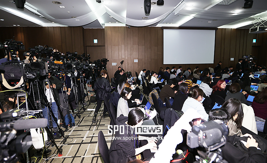 [포토S] 김수현 기자회견, 뜨거운 취재 열기