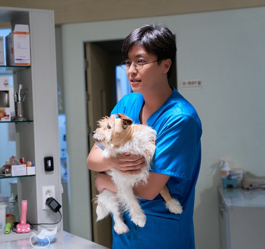 '파과' 연우진, 킬러 이혜영이 지키려는 수의사 '강선생' 변신