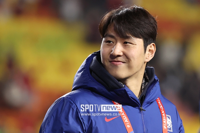 ▲ 2026 FIFA 북중미 월드컵 아시아 3차 예선 대한민국과 요르단의 경기가 25일 오후 수원월드컵경기장에서 열렸다. 소집해제된 이강인도 경기장을 찾아 홍명보호를 응원했다. 경기가 끝난 후에는 그라운드로 내려와 팬들을 바라보며 인사를 하고 있다. ⓒ곽혜미 기자