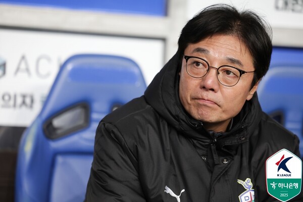 ▲ 황선홍 대전 하나시티즌 감독(사진 아래)은 이정효 광주FC 감독(사진 위)의 미친 열정을 보면서 자신의 지도자 입문 초창기가 생각 난다며 상당한 자극이 된다고 전했다.   ⓒ한국프로축구연맹