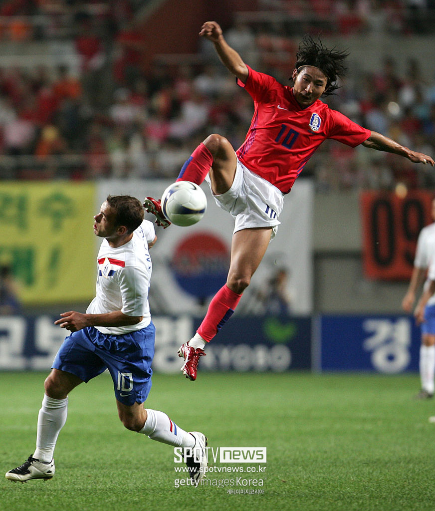 ▲ 한국 축구대표팀 레전드 윙어 이천수(오른쪽)는 2000년대 후반, 유럽 재도전 발판으로 페예노르트를 낙점했다.