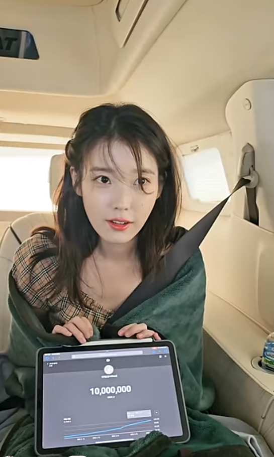 아이유, 천만 유튜버 됐다… 다이아 버튼 획득 "감사드린다" 소감