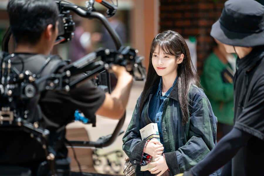 아이유, 겹경사에 또 겹경사 터졌다…1000만 유튜버→백상 최우수연기상 후보[종합]