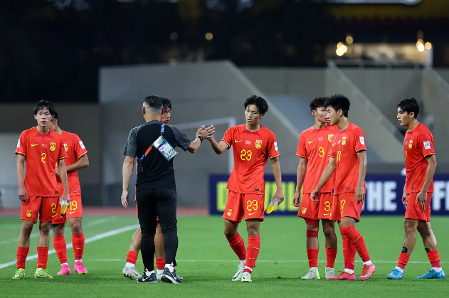 ▲ 한국의 패배가 중국에는 힘이 되는 사례가 됐다. 중국 U-17 대표팀도 대회 첫 경기에서 사우디아라비아에 1-2로 졌다. 2차전 상대가 우즈베키스탄으로 만만치 않아 열세가 점쳐진다. 그래서 중국축구협회장이 한국도 인도네시아에 질 만큼 절대 강자는 없다고 독려했으나 중국 청소년 대표는 2연패를 당했다. ⓒ 소후닷컴