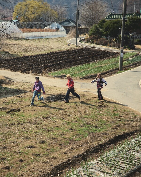 식구, AOMG와 전속계약…화제의 1천만뷰 '팀 도모다치' 韓 리믹스 주인공[공식]