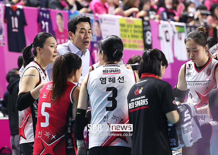 [포토S] 선수들 바라보는 고희진 감독