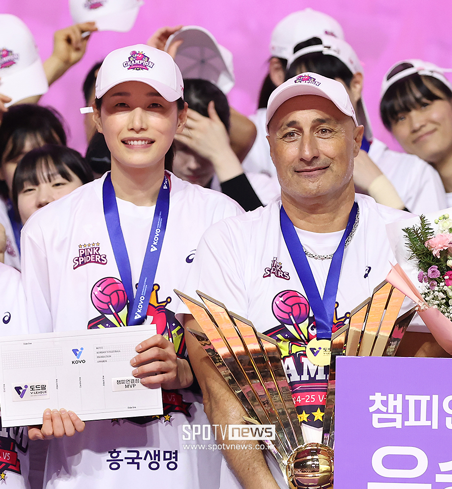 [포토S] 기념 촬영하는 아본단자 감독과 김연경