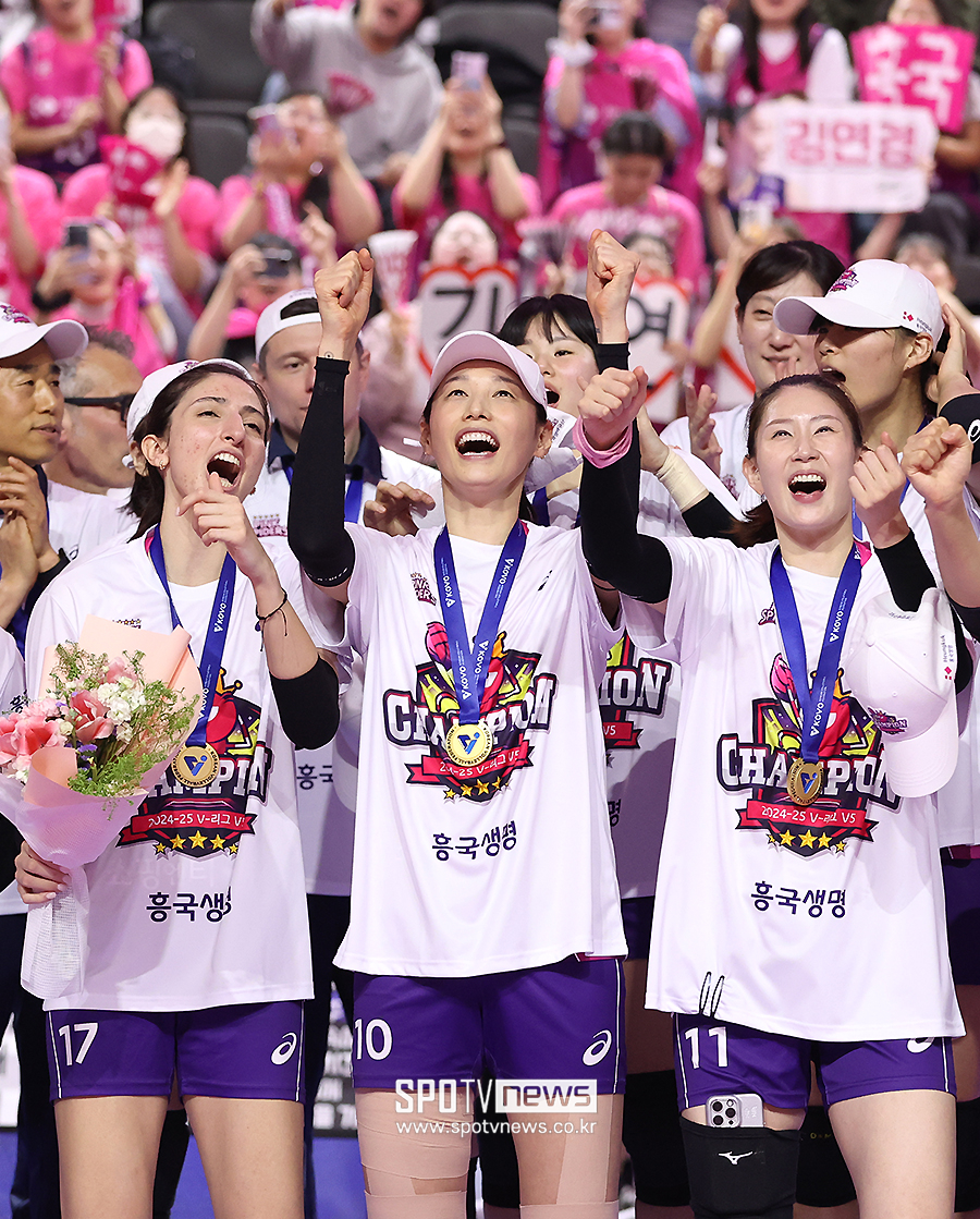 [포토S] 투트쿠-김연경-김수지, 우승 기쁨