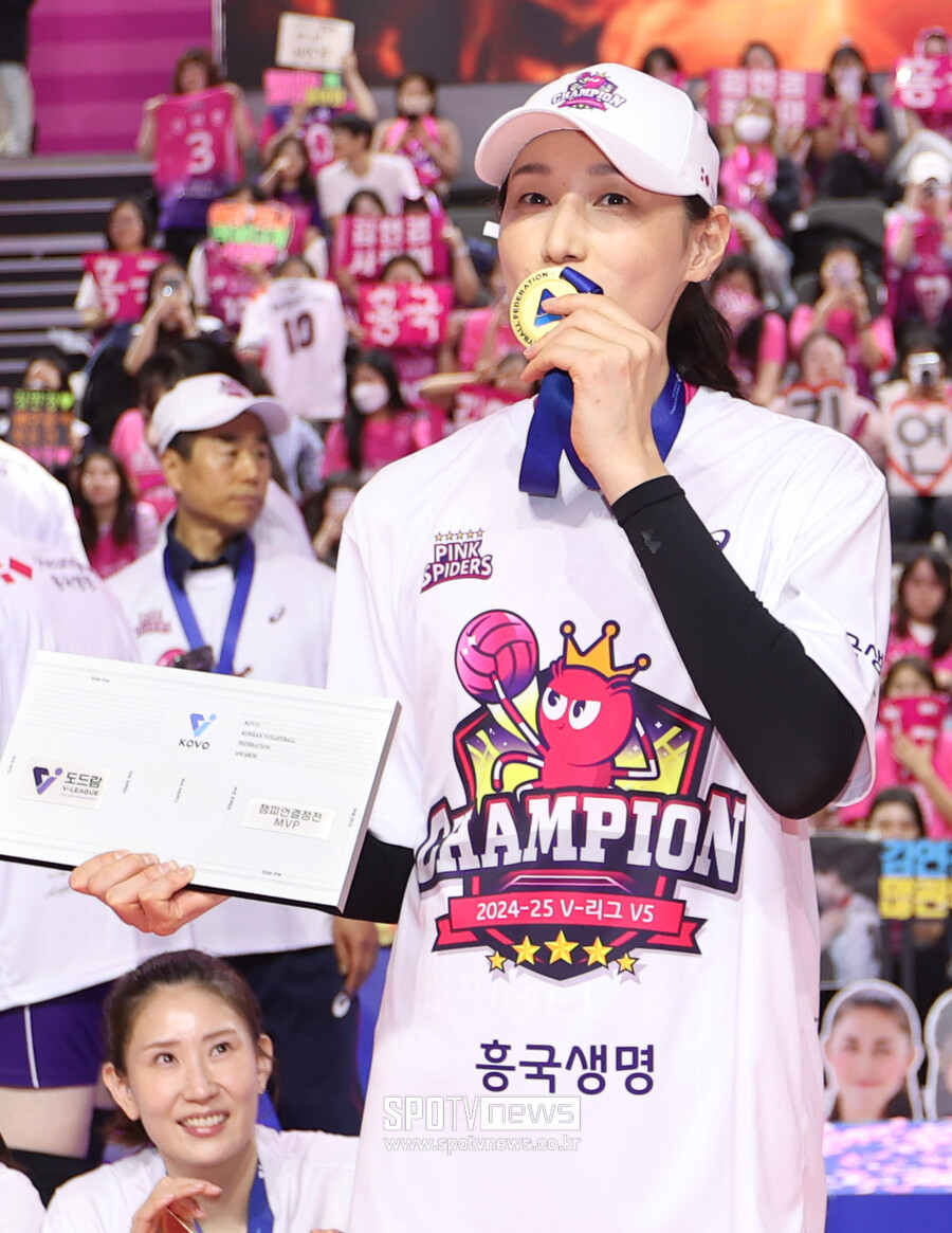 ▲  메달 받은 김연경 ⓒ곽혜미 기자