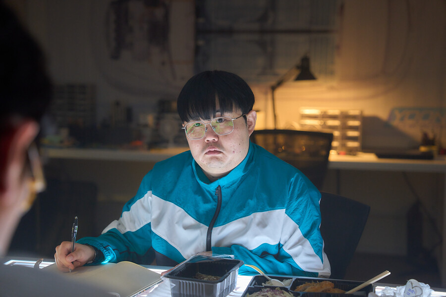 호식이가 누구야…'로비' 씬스틸러, 엄하늘에 시선집중