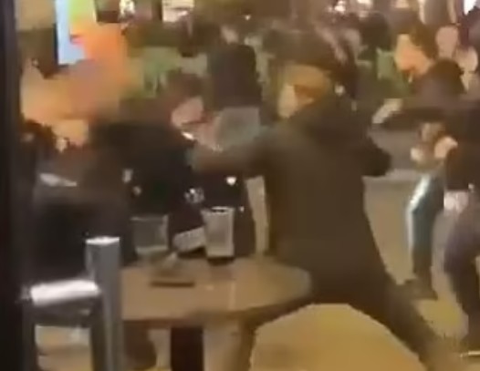 '축구가 뭐길래' 충격! '이강인 소속팀' PSG 팬들, 아스톤 빌라 팬들과 최악의 단체 패싸움..."주먹과 의자 날아 들어"