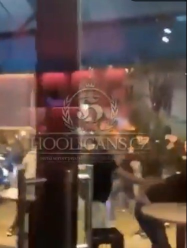 ▲ PSG 팬들과 아스톤 빌라 팬들이 충돌했다.  ⓒ데일리 메일