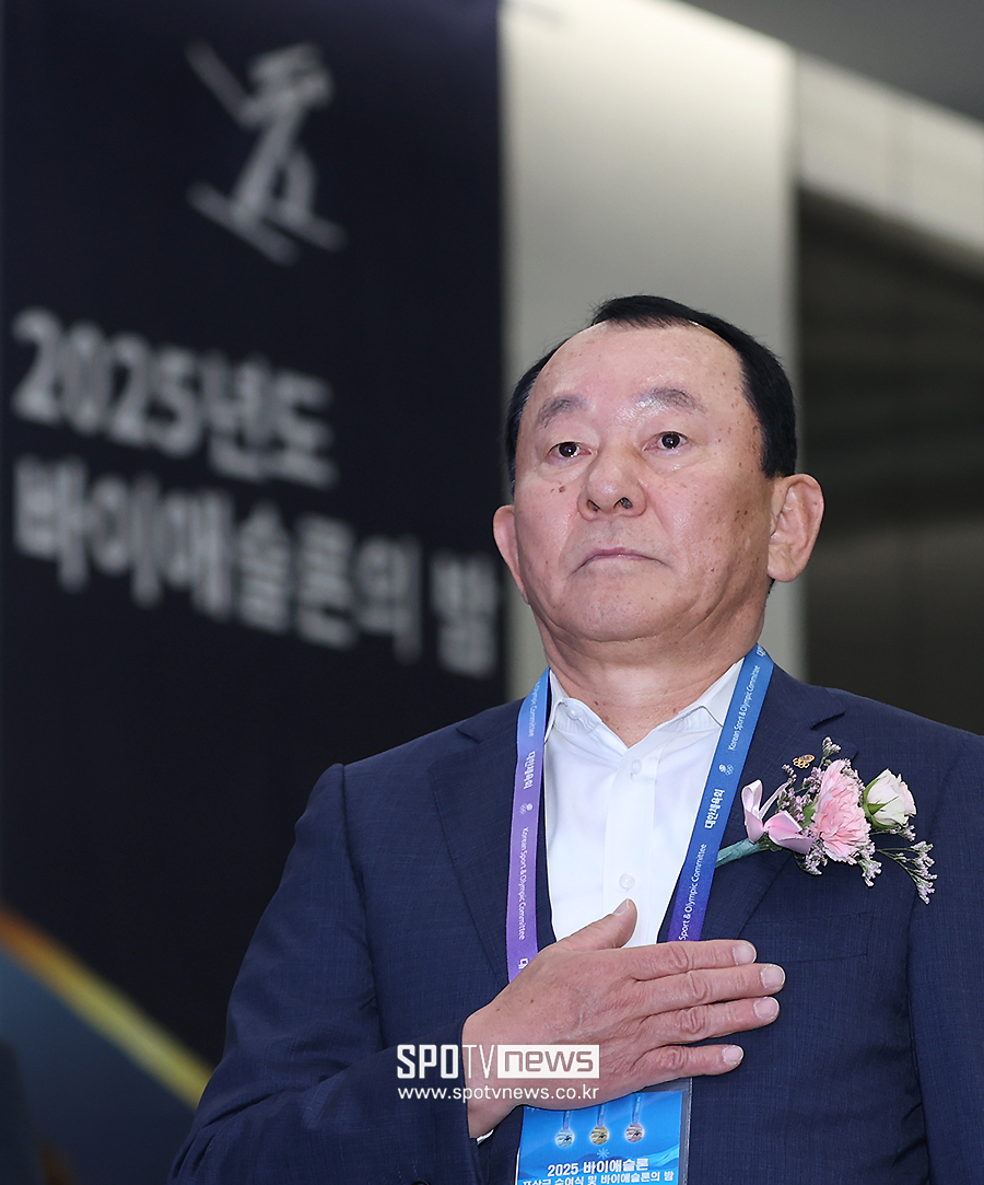 [포토S] 국민의례 하는 이혁렬 회장