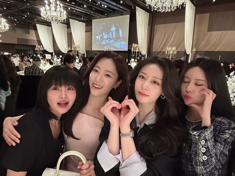 '황재균과 이혼' 지연, 양손 손하트…티아라 우정 과시