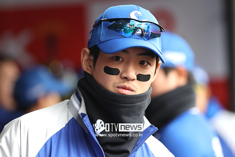 [포토S] 구자욱, '바람이 너무 많이 불어요'