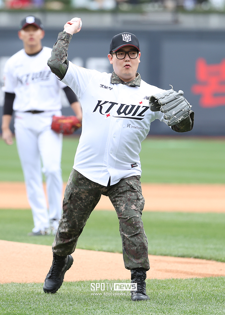 [포토S] 시구하는 김민호