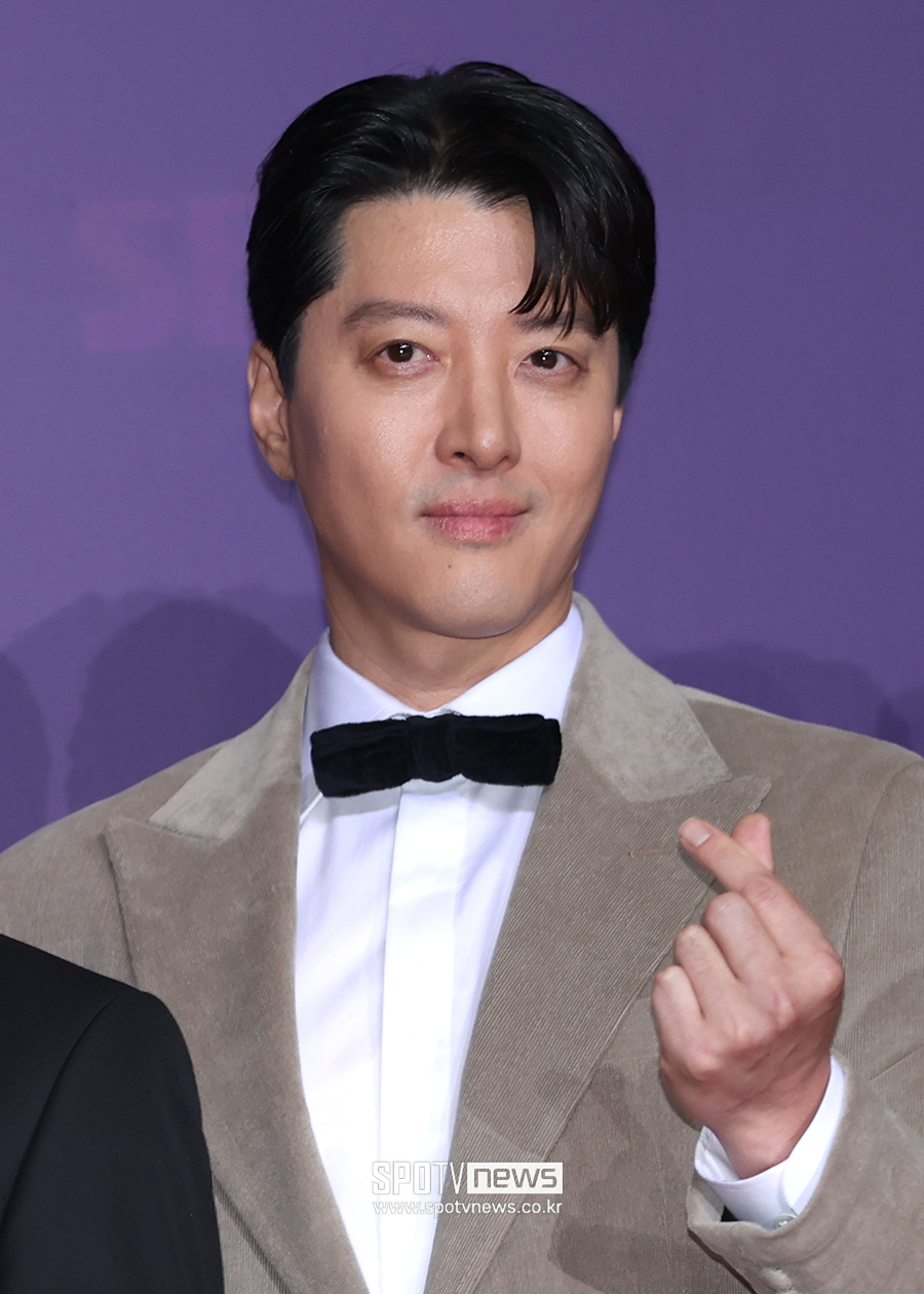 이동건, 제주도에서 새 출발…카페 사장 되자마자 방송 촬영