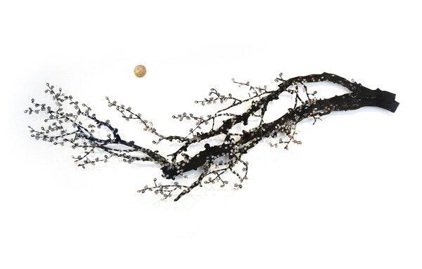 ▲ 김광호 작가의 작품. 봄바람–매화. 1200 × 8000mm. Steel+자연석. 2024