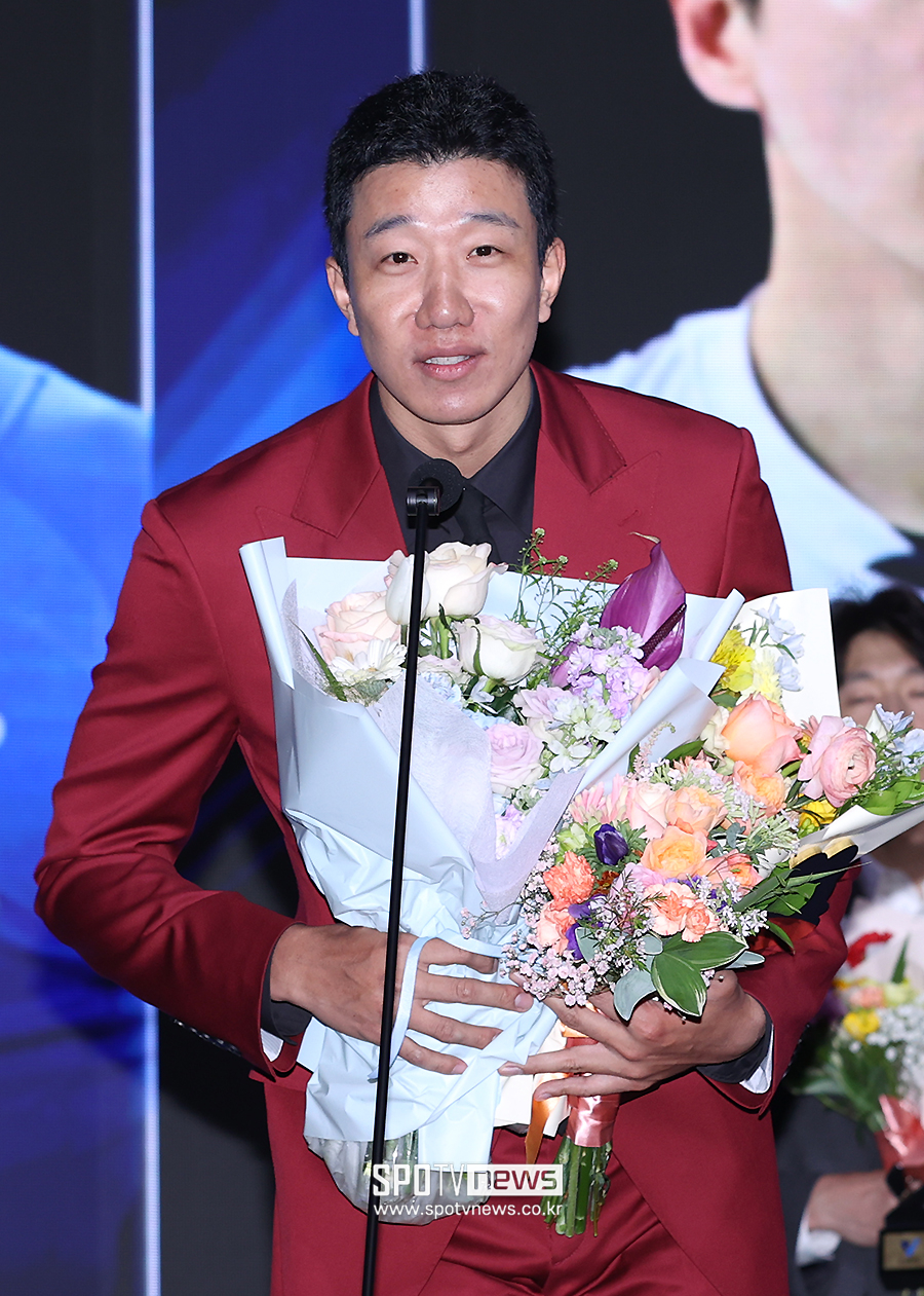 [포토S] 신영석, 화려한 버건디 슈트