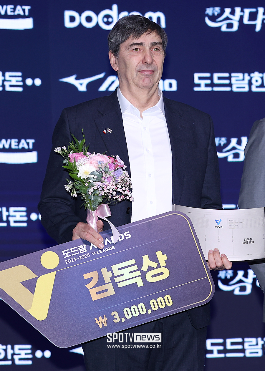 [포토S] 감독상 수상한 현대캐피탈 필립 블랑 감독