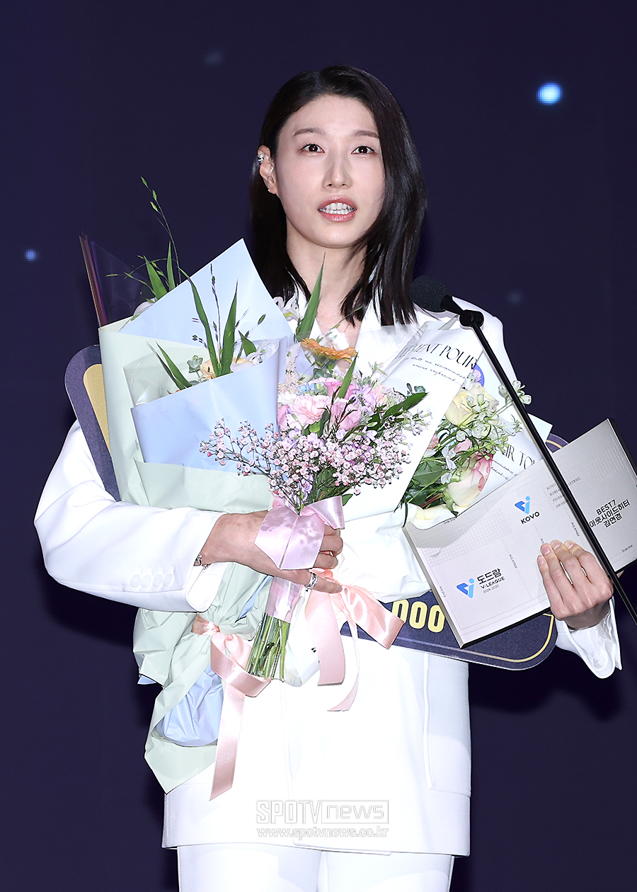 [포토S] '베스트7' 김연경, "내년엔 양효진-김수지도 받았으면"